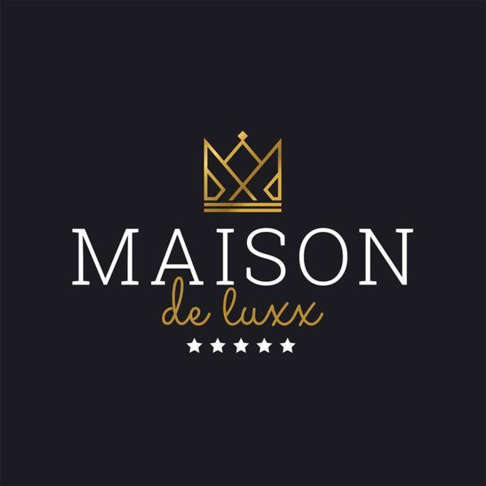Maison De Luxx A3 Apartment Larissa Bagian luar foto
