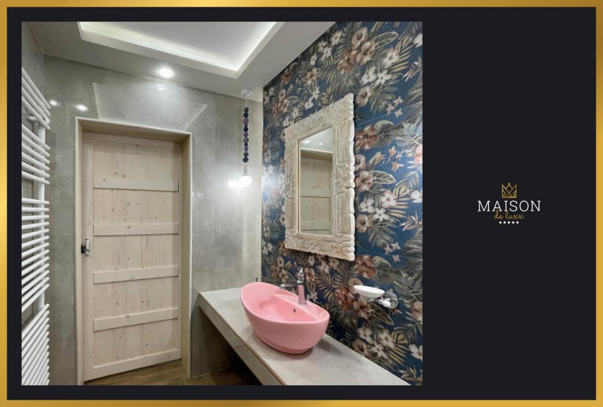 Maison De Luxx A3 Apartment Larissa Bagian luar foto