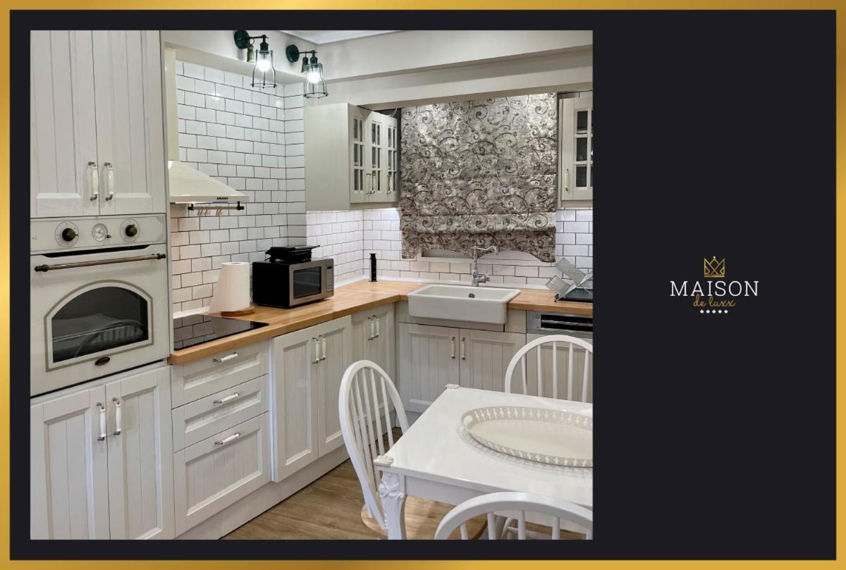 Maison De Luxx A3 Apartment Larissa Bagian luar foto